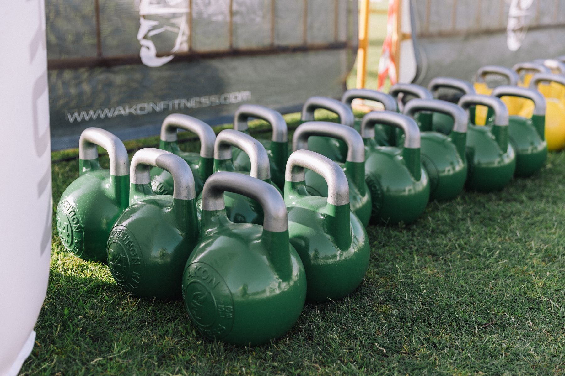 Box y gimnasio equipado con kettlebells